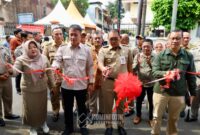 Foto: Wali Kota Administrasi Jakarta Pusat Arifin bersama jajaran dan mitra terkait melakukan prosesi pemotongan pita sebagai tanda dibukanya Gerakan Pangan Murah sekaligus Peresmian Gerai Sembako Koperasi Merah Putih Karang Anyar, di Kantor Lurah Karang Anyar, Kecamatan Sawah Besar, Senin (30/9/2025).
