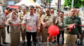 Foto: Wali Kota Administrasi Jakarta Pusat Arifin bersama jajaran dan mitra terkait melakukan prosesi pemotongan pita sebagai tanda dibukanya Gerakan Pangan Murah sekaligus Peresmian Gerai Sembako Koperasi Merah Putih Karang Anyar, di Kantor Lurah Karang Anyar, Kecamatan Sawah Besar, Senin (30/9/2025).
