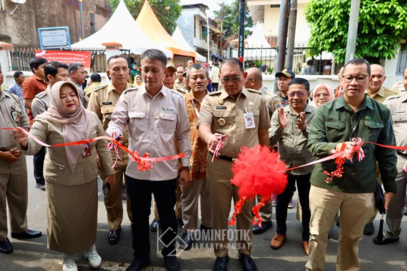 Foto: Wali Kota Administrasi Jakarta Pusat Arifin bersama jajaran dan mitra terkait melakukan prosesi pemotongan pita sebagai tanda dibukanya Gerakan Pangan Murah sekaligus Peresmian Gerai Sembako Koperasi Merah Putih Karang Anyar, di Kantor Lurah Karang Anyar, Kecamatan Sawah Besar, Senin (30/9/2025).
