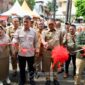 Foto: Wali Kota Administrasi Jakarta Pusat Arifin bersama jajaran dan mitra terkait melakukan prosesi pemotongan pita sebagai tanda dibukanya Gerakan Pangan Murah sekaligus Peresmian Gerai Sembako Koperasi Merah Putih Karang Anyar, di Kantor Lurah Karang Anyar, Kecamatan Sawah Besar, Senin (30/9/2025).
