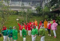 Para alumni tampil kompak dengan busana berwarna-warni, menambah hangatnya momen kebersamaan setelah 46 tahun.