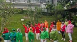 Para alumni tampil kompak dengan busana berwarna-warni, menambah hangatnya momen kebersamaan setelah 46 tahun.