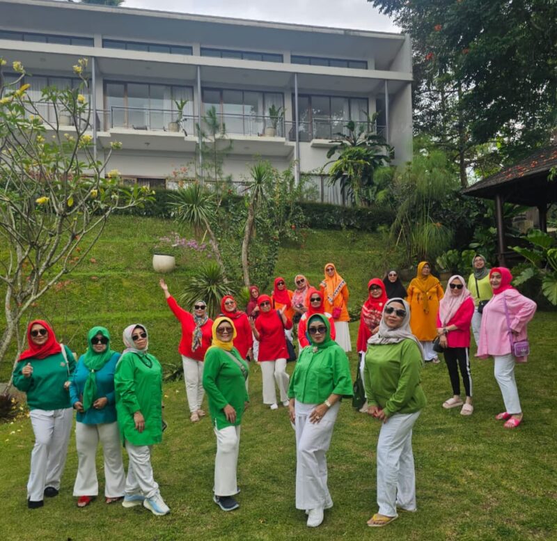 Para alumni tampil kompak dengan busana berwarna-warni, menambah hangatnya momen kebersamaan setelah 46 tahun.