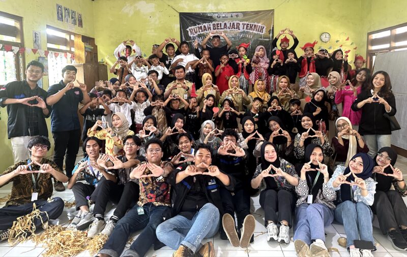 Foto: Mahasiswa Fakultas Teknik Universitas Diponegoro (UNDIP) bersama siswa, guru, dan warga Desa Losari, Kecamatan Sumowono, Kabupaten Semarang, berfoto bersama dalam kegiatan Rumah Belajar Teknik (RBT) 2025 di SD Negeri Losari.