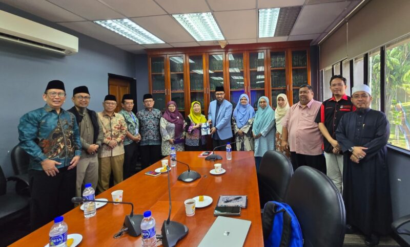 Foto: Delegasi Universitas Islam Jakarta (UIJ) bersama jajaran akademisi Universiti Kebangsaan Malaysia (UKM) berpose usai melaksanakan diskusi kerja sama strategis di bidang akademik, penelitian, publikasi, serta mobilitas internasional. 
