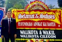 Foto:  Wali Kota Cilegon, H. Robinsar, bersama Wakil Wali Kota Fajar Hadi Prabowo.Memberikan  Apresiasi Melalui papan bunga ucapan selamat yang terpajang di halaman Pengadilan Tinggi Banten.
