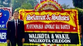 Foto:  Wali Kota Cilegon, H. Robinsar, bersama Wakil Wali Kota Fajar Hadi Prabowo.Memberikan  Apresiasi Melalui papan bunga ucapan selamat yang terpajang di halaman Pengadilan Tinggi Banten.