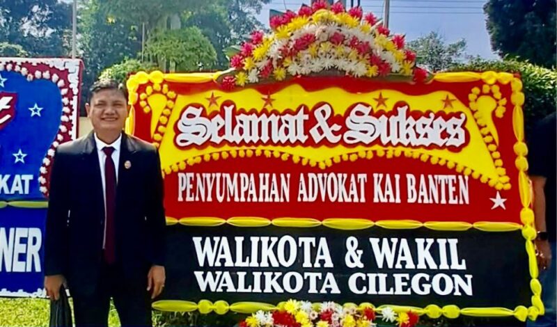 Foto:  Wali Kota Cilegon, H. Robinsar, bersama Wakil Wali Kota Fajar Hadi Prabowo.Memberikan  Apresiasi Melalui papan bunga ucapan selamat yang terpajang di halaman Pengadilan Tinggi Banten.