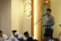 Foto: Direktur Lalu Lintas Polda Metro Jaya, Kombes Pol Komarudin saat menghadiri acara doa bersama dalam rangka memperingati Maulid Nabi Muhammad SAW bersama ratusan driver Gojek di Masjid Al Latief, Blok M, Jakarta Selatan, Jumat (5/9) malam. (Dok-Istimewa)