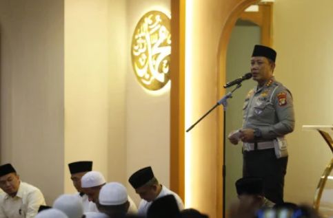 Foto: Direktur Lalu Lintas Polda Metro Jaya, Kombes Pol Komarudin saat menghadiri acara doa bersama dalam rangka memperingati Maulid Nabi Muhammad SAW bersama ratusan driver Gojek di Masjid Al Latief, Blok M, Jakarta Selatan, Jumat (5/9) malam. (Dok-Istimewa)