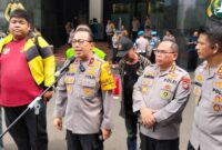 Foto: Kabid Humas Polda Metro Jaya, Brigjen Ade Ary Syam Indradi (tengah), Direktur Tahanan dan Barang Bukti (Tahti) Polda Metro Jaya, AKBP Dermawan Karosekali (kanan pojok). (Dok-Istimewa)