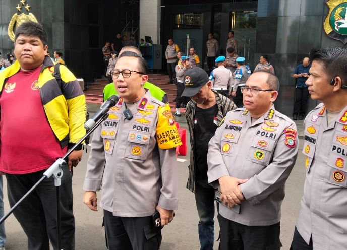 Foto: Kabid Humas Polda Metro Jaya, Brigjen Ade Ary Syam Indradi (tengah), Direktur Tahanan dan Barang Bukti (Tahti) Polda Metro Jaya, AKBP Dermawan Karosekali (kanan pojok). (Dok-Istimewa)