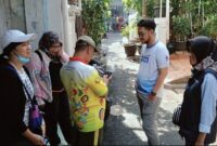Foto: Lurah Bidaracina Suhartono Didampingi Ketua RW 03 Heriansyah Beserta Jajaran Pengurus dan Warga saat Giat Kerja Bakti Masal, Sabtu pagi (20/9/2025). (Dok-Istimewa)