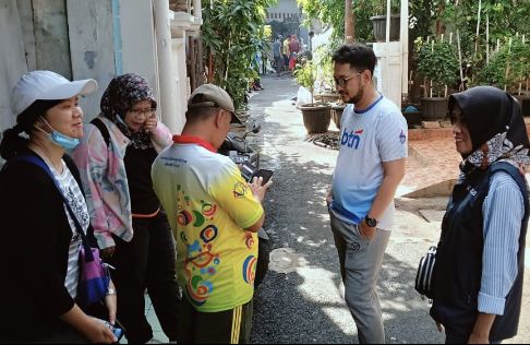 Foto: Lurah Bidaracina Suhartono Didampingi Ketua RW 03 Heriansyah Beserta Jajaran Pengurus dan Warga saat Giat Kerja Bakti Masal, Sabtu pagi (20/9/2025). (Dok-Istimewa)