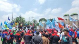 Foto: Demonstrasi Buruh di Depan Pintu Masuk Gedung DPR RI, Senin (22/9/2025). (Dok-Istimewa)