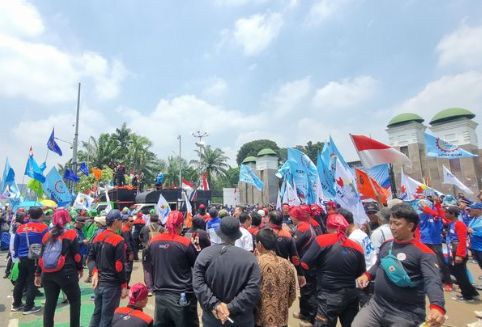 Foto: Demonstrasi Buruh di Depan Pintu Masuk Gedung DPR RI, Senin (22/9/2025). (Dok-Istimewa)