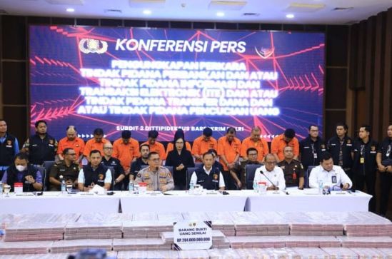 Foto: Konferensi Pers Pengungkapan Kasus Praktik Kejahatan Keuangan Berskala Besar, Berupa Pembobolan Rekening Bank Dormant atau Rekening Tidak Aktif. Kerugian Ditaksir Mencapai Rp204 miliar, Kamis (25/9/2025). (Dok-Istimewa)
