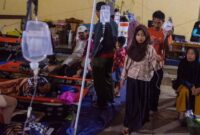 Foto: Ratusan korban dilarikan ke puskesmas terdekat, sementara beberapa pelajar harus dirujuk ke rumah sakit untuk mendapatkan perawatan lebih lanjut. Aparat pemerintah daerah bersama tim medis siaga penuh di posko-posko darurat yang dibangun di Cipongkor dan Cihampelas. (Dok-Antara/Novrian Arbi)