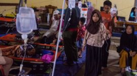 Foto: Ratusan korban dilarikan ke puskesmas terdekat, sementara beberapa pelajar harus dirujuk ke rumah sakit untuk mendapatkan perawatan lebih lanjut. Aparat pemerintah daerah bersama tim medis siaga penuh di posko-posko darurat yang dibangun di Cipongkor dan Cihampelas. (Dok-Antara/Novrian Arbi)