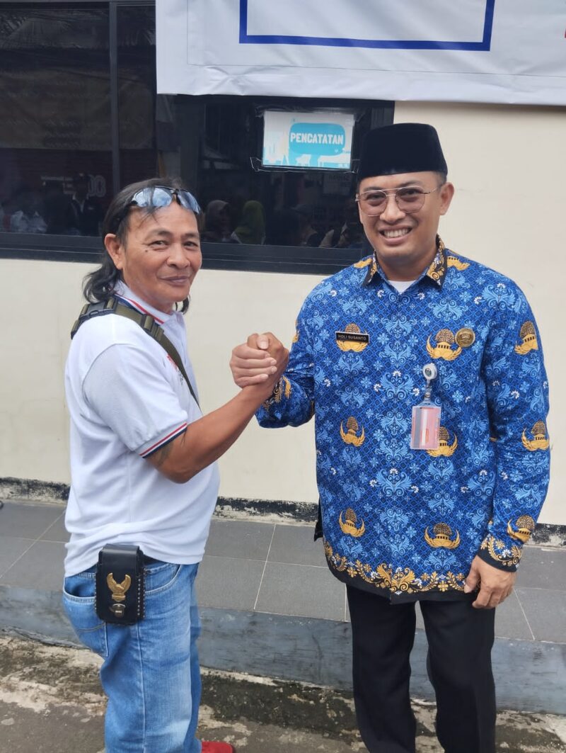 Foto: Holi Sutanto Plt Camat Palmerah dan Henda LMK Kel Palmerah 