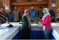 Foto: Lurah Paseban, Hagi Teugeh menyaksikan penyerahan sertifikat kepada ahli waris.