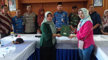 Foto: Lurah Paseban, Hagi Teugeh menyaksikan penyerahan sertifikat kepada ahli waris.