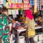 Foto: Babinsa Koramil 01/Sragen melakukan pengecekan harga dan ketersediaan sembako di salah satu toko kelontong wilayah Wonowoso, Kelurahan Sine, pada Rabu (2/10/2025).