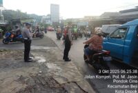 Foto: Jumat Pagi, Polisi Turun ke Jalan Jaga Kelancaran Arus di Pertigaan Pasar PAL hingga Jembatan Ciliwung