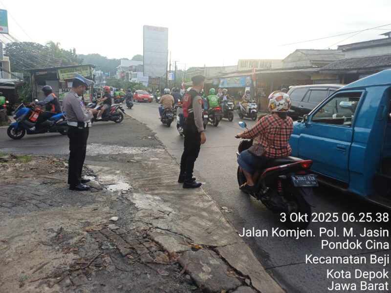 Foto: Jumat Pagi, Polisi Turun ke Jalan Jaga Kelancaran Arus di Pertigaan Pasar PAL hingga Jembatan Ciliwung