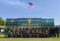 Foto: Dandim 0725/Sragen Letkol Inf Ricky Julianto Wuwung, S.Sos., M.IP. berfoto bersama jajaran prajurit dan peserta upacara di depan Makodim.