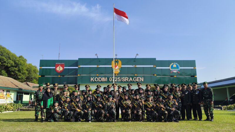Foto: Dandim 0725/Sragen Letkol Inf Ricky Julianto Wuwung, S.Sos., M.IP. berfoto bersama jajaran prajurit dan peserta upacara di depan Makodim.