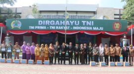 Foto: HUT ke-80 TNI yang digelar Kodim 0807/Tulungagung di halaman Kantor Bupati Tulungagung, Minggu (5/10/2025).