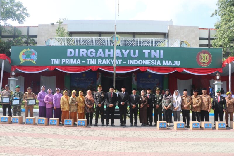 Foto: HUT ke-80 TNI yang digelar Kodim 0807/Tulungagung di halaman Kantor Bupati Tulungagung, Minggu (5/10/2025).