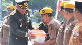 Foto: Danrem 081/DSJ Kolonel Arm Untoro Hariyanto menyerahkan bantuan sosial kepada veteran dan warakawuri usai upacara peringatan HUT ke-80 TNI di Alun-Alun Reksogati, Caruban, Kabupaten Madiun, Minggu (5/10/2025). 