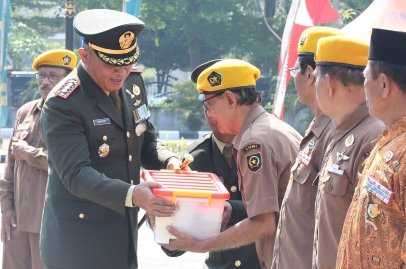 Foto: Danrem 081/DSJ Kolonel Arm Untoro Hariyanto menyerahkan bantuan sosial kepada veteran dan warakawuri usai upacara peringatan HUT ke-80 TNI di Alun-Alun Reksogati, Caruban, Kabupaten Madiun, Minggu (5/10/2025). 