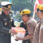 Foto: Danrem 081/DSJ Kolonel Arm Untoro Hariyanto menyerahkan bantuan sosial kepada veteran dan warakawuri usai upacara peringatan HUT ke-80 TNI di Alun-Alun Reksogati, Caruban, Kabupaten Madiun, Minggu (5/10/2025). 