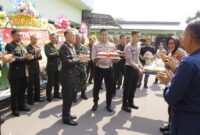 Foto: Kapolres Sragen AKBP Dewiana Syamsu Indyasari bersama jajaran Polres mendatangi Kodim 0725/Sragen dengan membawa kue ulang tahun dan tumpeng sebagai kejutan untuk keluarga besar TNI.
