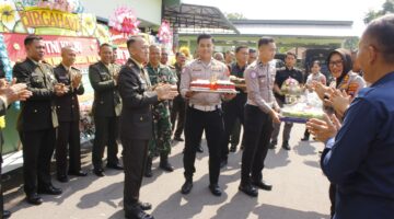 Foto: Kapolres Sragen AKBP Dewiana Syamsu Indyasari bersama jajaran Polres mendatangi Kodim 0725/Sragen dengan membawa kue ulang tahun dan tumpeng sebagai kejutan untuk keluarga besar TNI.