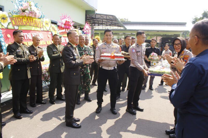 Foto: Kapolres Sragen AKBP Dewiana Syamsu Indyasari bersama jajaran Polres mendatangi Kodim 0725/Sragen dengan membawa kue ulang tahun dan tumpeng sebagai kejutan untuk keluarga besar TNI.