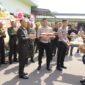 Foto: Kapolres Sragen AKBP Dewiana Syamsu Indyasari bersama jajaran Polres mendatangi Kodim 0725/Sragen dengan membawa kue ulang tahun dan tumpeng sebagai kejutan untuk keluarga besar TNI.