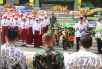 Foto: Suasana penuh semangat terlihat di halaman Kodim 0807/Tulungagung saat ratusan pelajar dari berbagai sekolah datang memberikan ucapan selamat HUT ke-80 Tentara Nasional Indonesia (TNI), Senin (6/10/2025).