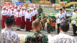 Foto: Suasana penuh semangat terlihat di halaman Kodim 0807/Tulungagung saat ratusan pelajar dari berbagai sekolah datang memberikan ucapan selamat HUT ke-80 Tentara Nasional Indonesia (TNI), Senin (6/10/2025).