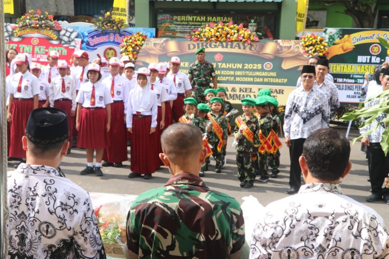Foto: Suasana penuh semangat terlihat di halaman Kodim 0807/Tulungagung saat ratusan pelajar dari berbagai sekolah datang memberikan ucapan selamat HUT ke-80 Tentara Nasional Indonesia (TNI), Senin (6/10/2025).