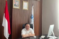 Foto: Pejabat Kejaksaan Berpose di Ruang Kerja Resminya.