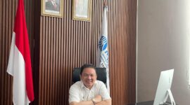 Foto: Pejabat Kejaksaan Berpose di Ruang Kerja Resminya.