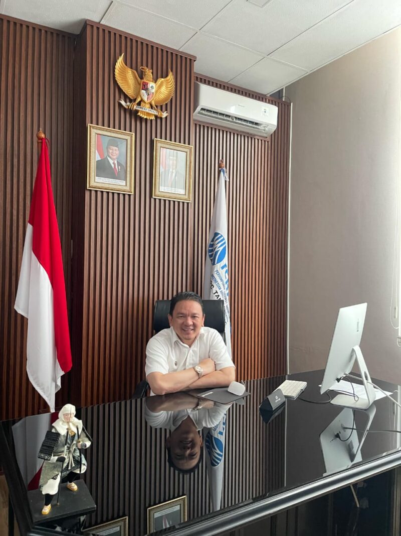 Foto: Pejabat Kejaksaan Berpose di Ruang Kerja Resminya.