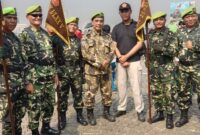 Foto: Ketua Pemuda Panca Marga (PPM) Ranting Pulogadung, Mulyana Hasan (bertopi hitam), bersama jajaran anggota PPM menghadiri upacara peringatan HUT ke-80 Tentara Nasional Indonesia (TNI) di Monumen Nasional (Monas).