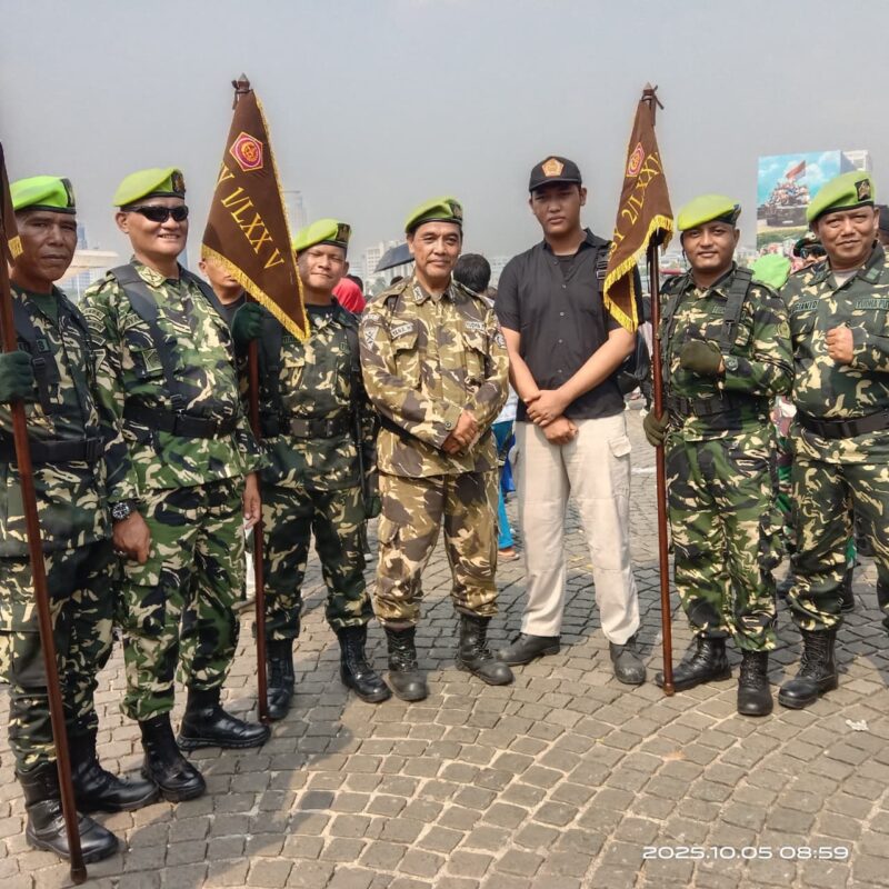 Foto: Ketua Pemuda Panca Marga (PPM) Ranting Pulogadung, Mulyana Hasan (bertopi hitam), bersama jajaran anggota PPM menghadiri upacara peringatan HUT ke-80 Tentara Nasional Indonesia (TNI) di Monumen Nasional (Monas).