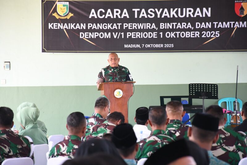 Foto: Dandenpom V/1 Madiun, Letkol CPM Juni S. Kurniawan, memberikan sambutan dalam acara tasyakuran kenaikan pangkat perwira, bintara, dan tamtama periode 1 Oktober 2025 di Madenpom V/1 Madiun, Selasa (7/10/2025).