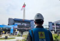 Foto: Petugas PLN memantau kesiapan sistem kelistrikan di kawasan Monumen Nasional (Monas), Jakarta, menjelang Upacara Peringatan HUT ke-80 Tentara Nasional Indonesia (TNI) yang dipimpin langsung oleh Presiden Republik Indonesia, Prabowo Subianto.